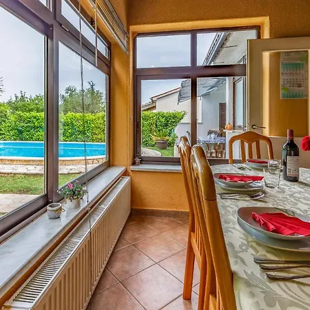 度假居 Amazing In With Kitchen Ližnjan